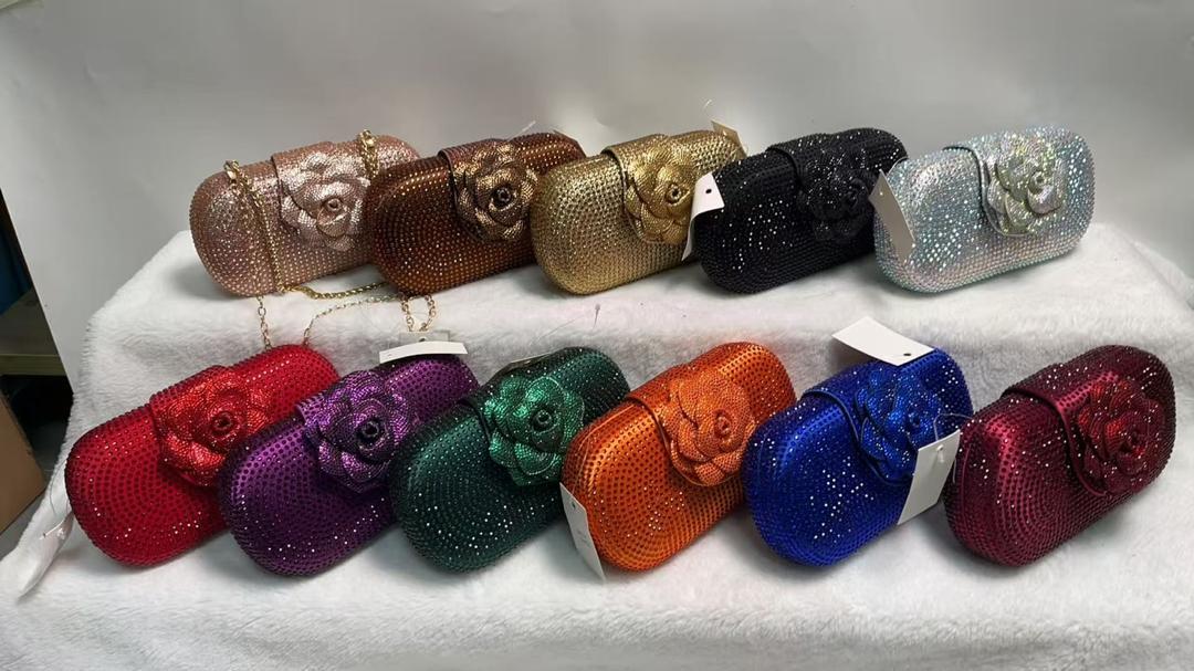 Pochette de soirée scintillante ornée d'une fleur